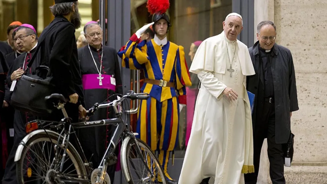 Uczestnik Synodu prosi papieża o pobłogosławienie swojego roweru. Watykan, 14 października 2015 r. / Fot. Andrew Medichini / AP PHOTO / EAST NEWS
