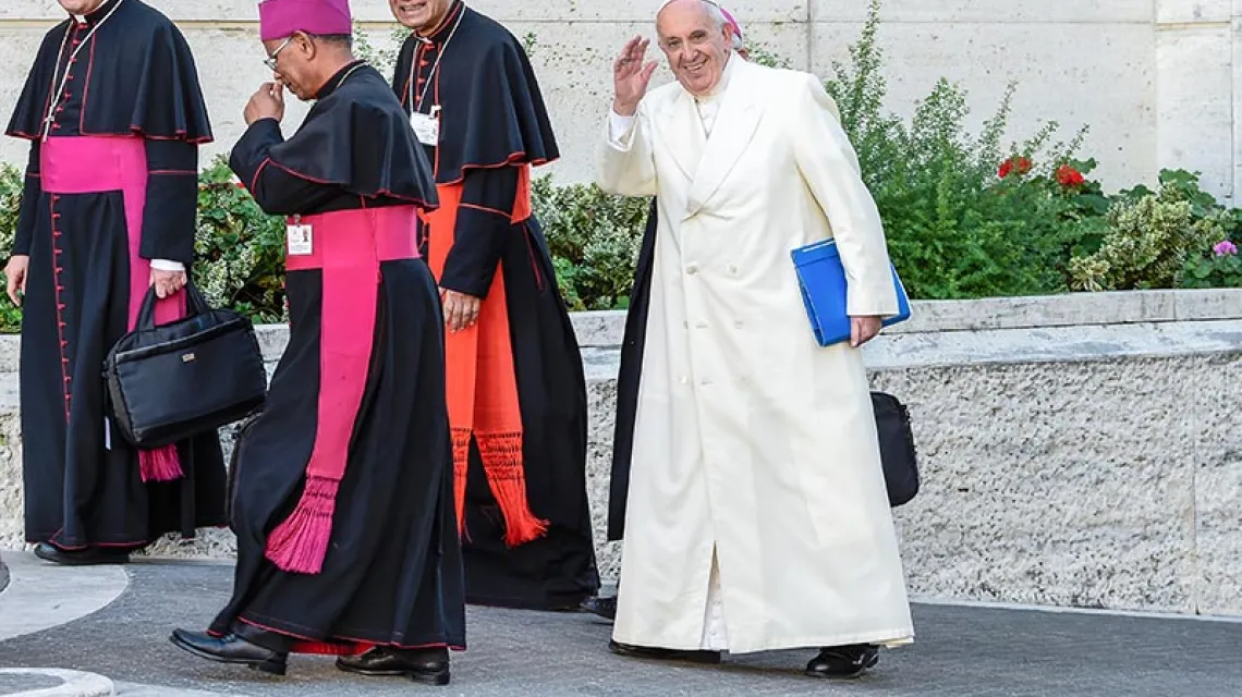 Papież przybywa na sesję poranną ostatniego dnia Synodu, Watykan, 24 października 2015 r. / Fot. Andreas Solaro / AFP / EAST NEWS