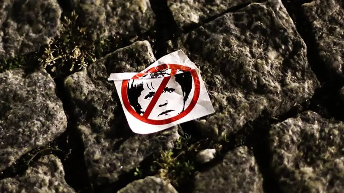 Ulotka rzucana podczas demonstracji ruchu Pegida, Drezno, 12 października 2015 r. / Fot. Markus Schreiber / AP / EAST NEWS