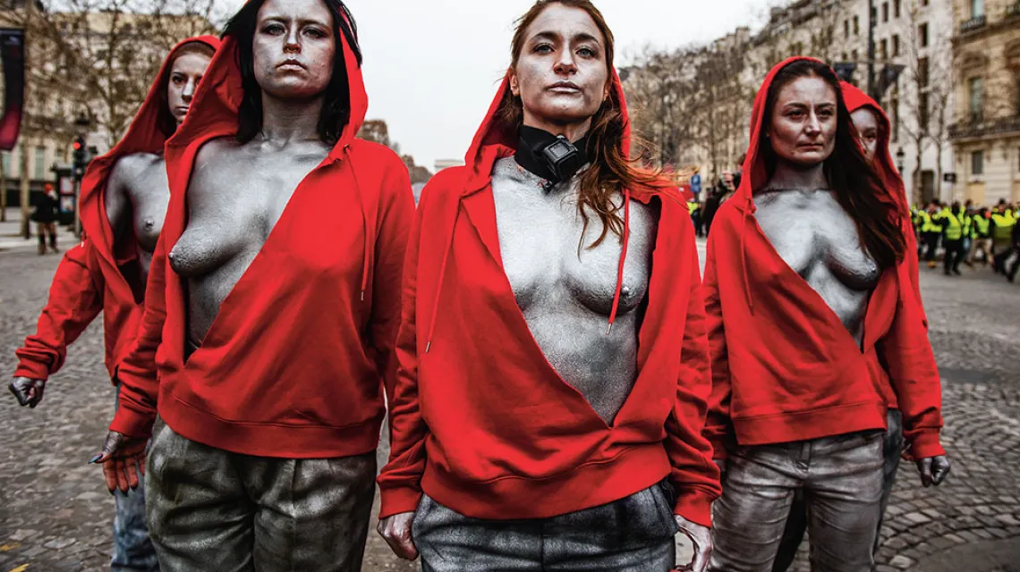 Francuzki przebrane za Marianny protestują podczas demonstracji ruchu „żółtych kamizelek”. Paryż, grudzień 2018 r. / MICHELE SPATARI / NURPHOTO / GETTY IMAGES