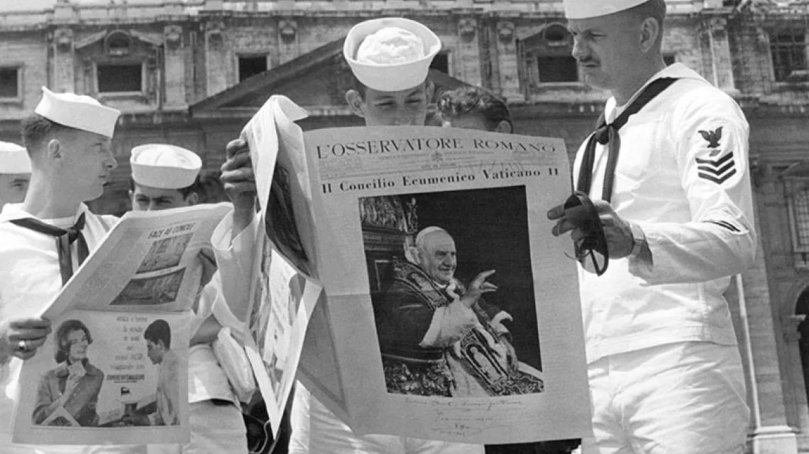 Podczas Soboru Watykańskiego II Rzym znalazł się w centrum uwagi świata. Na zdjęciu: amerykańscy marynarze na placu św. Piotra, 1963 r. / Fot. GETTY IMAGES