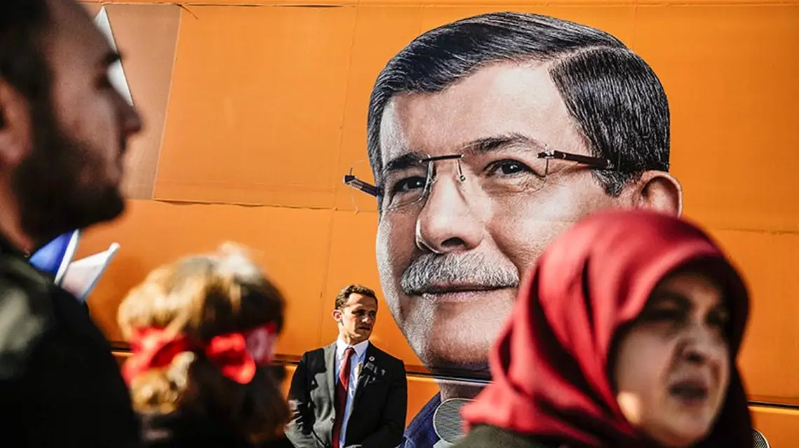 Plakat rządzącej partii AKP z podobizną premiera Ahmeta Davutoğlu, Stambuł, 3 listopada 2015 r. / Fot. Ozan Kose / AFP / EAST NEWS