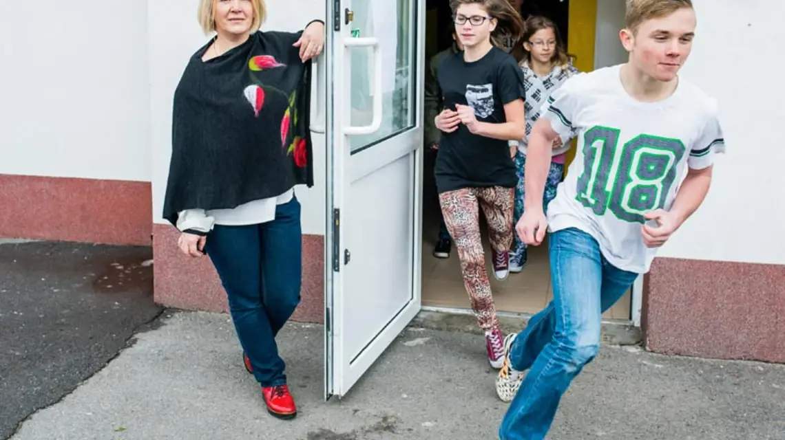 Przed gimnazjum w Zabierzowie Bocheńskim, 6 listopada 2015 r. / Fot. Jacek Taran dla „TP”