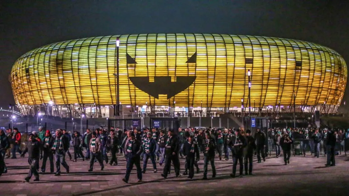 Przed stadionem PGE Arena w Gdańsku, 2015 r. / Fot. Karolina Misztal / REPORTER