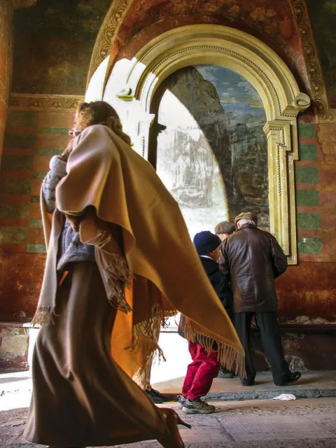 Klasztor kamedułów na krakowskich Bielanach w czasie „dnia otwartego”, gdy kobietom wyjątkowo pozwala się wejść na teren dziedzińca i kościoła. / Fot. Grażyna Makara