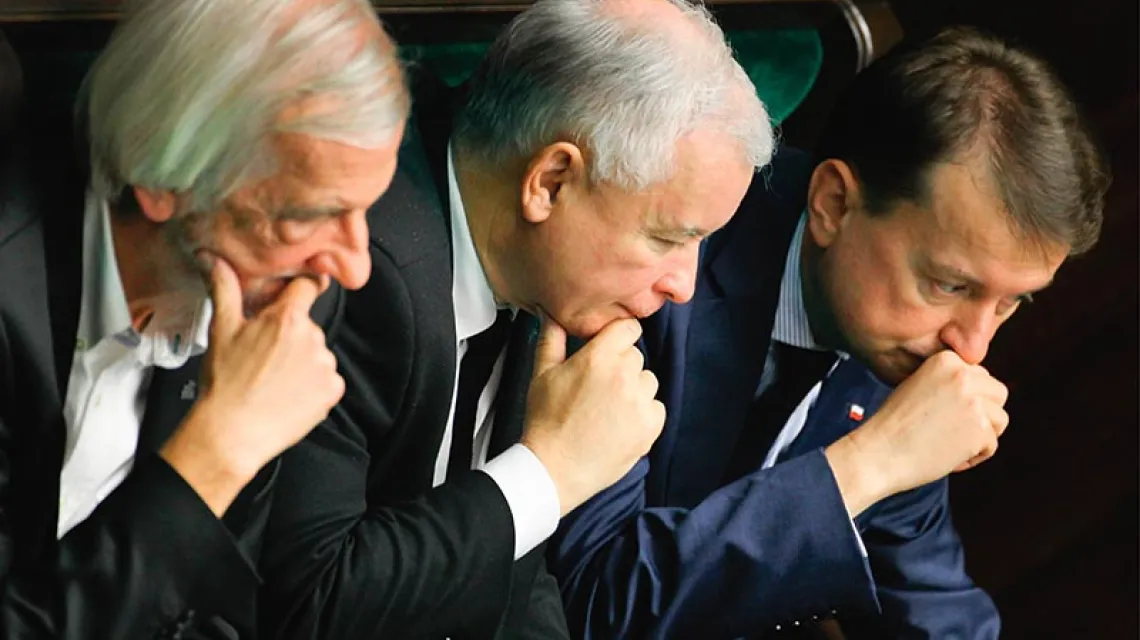Ryszard Terlecki, Jarosław Kaczyński i Mariusz Błaszczak na pierwszym posiedzeniu Sejmu VIII kadencji. 13 listopada 2015 r. / Fot. Stanisław Kowalczuk / EAST NEWS