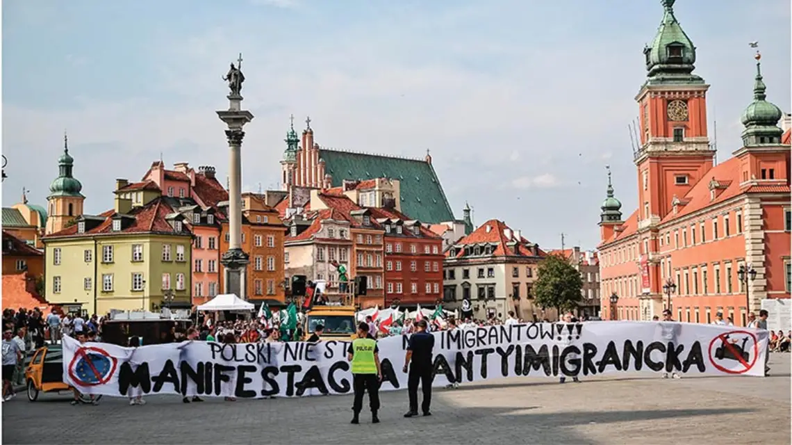 Młodzież Wszechpolska przeciw uchodźcom. Plac Zamkowy, Warszawa, lipiec 2015 r. / Fot. Rafał Guz / PAP