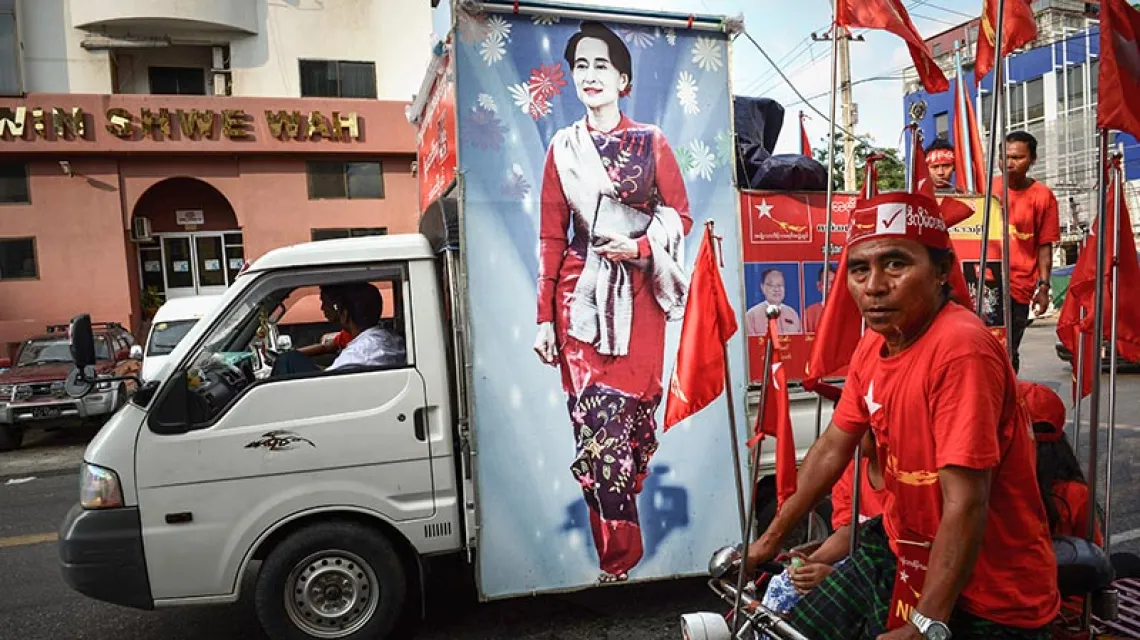 Na kilka dni przed zwycięstwem: zwolennicy opozycji z plakatem Aung San Suu Kyi, birmańskiej noblistki. Rangun, 4 listopada 2015 r. / Fot. Romeo Gacad / AFP / EAST NEWS