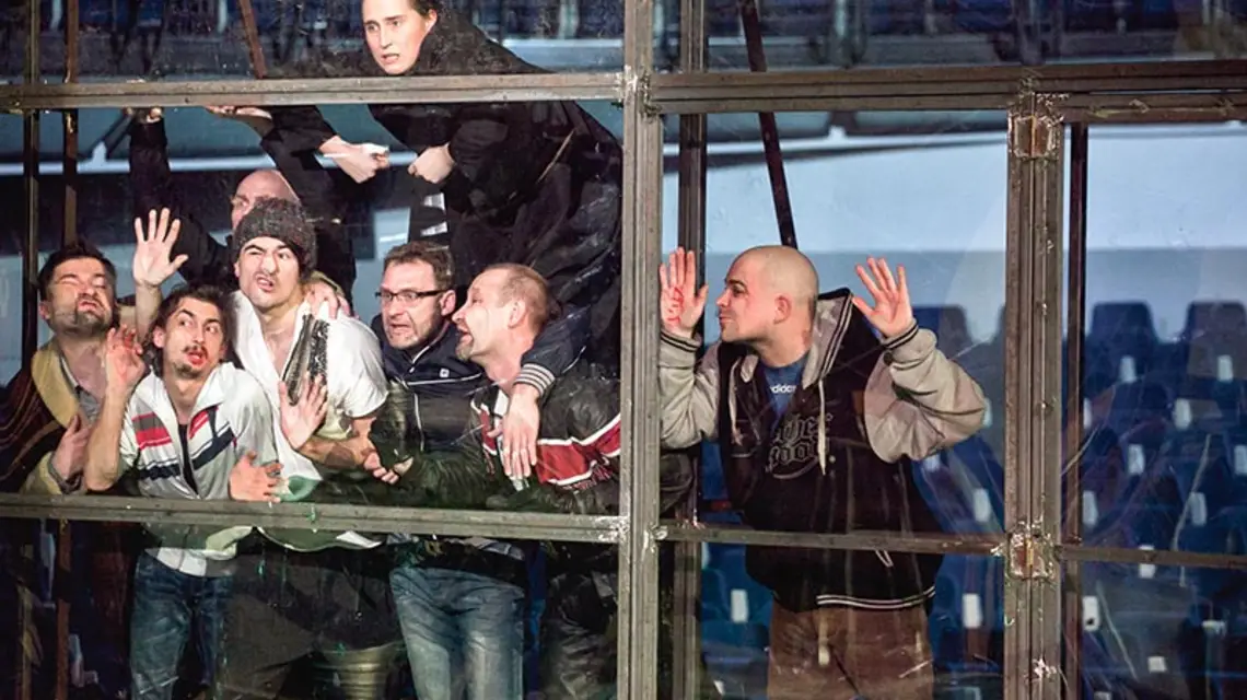 „Tęczowa Trybuna 2012” Pawła Demirskiego w reżyserii Moniki Strzępki. Teatr Polski we Wrocławiu, 2012 r. Na zdjęciu: scena zbiorowa ze spektaklu. / Fot. Magda Hueckel / TEATR POLSKI BYDGOSZCZ