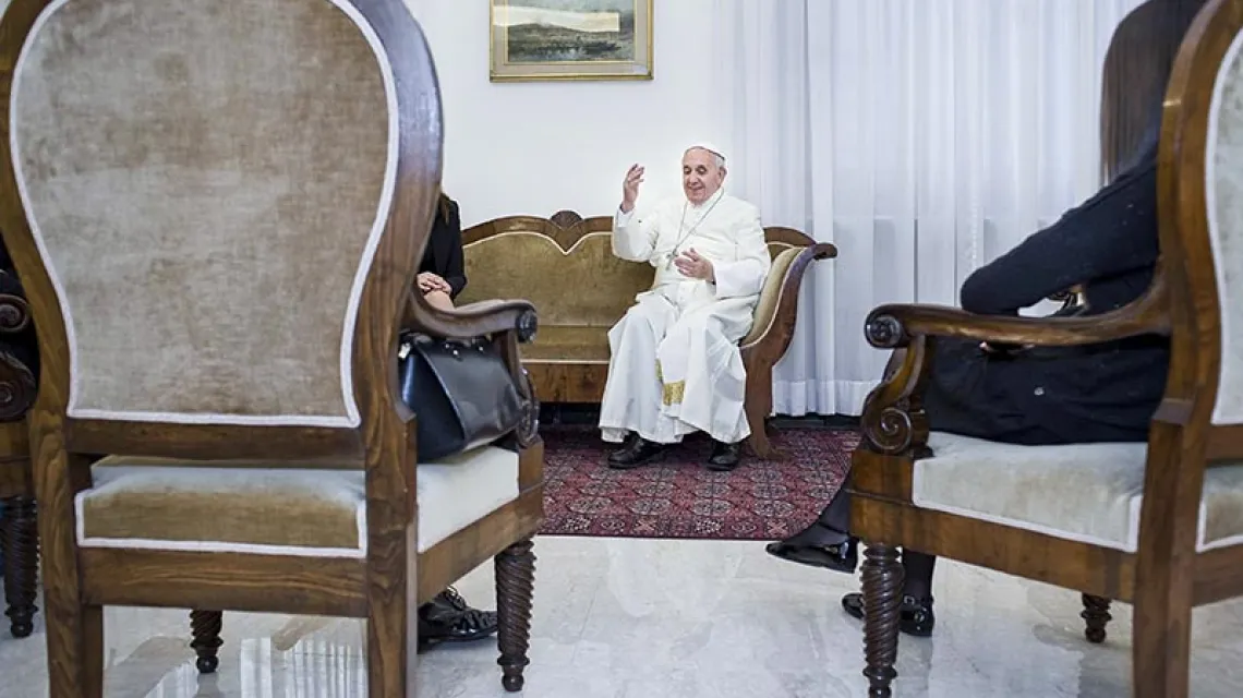 Papież Franciszek przyjmuje gości w swoim dwupokojowym mieszkaniu w Domu Świętej Marty. Watykan, listopad 2013 r. / Fot. Antonello Nusca / POLARIS / EAST NEWS