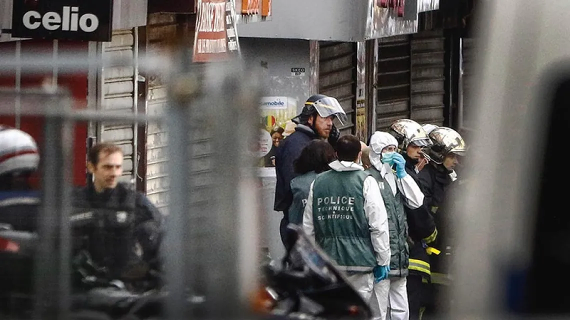 Po szturmie policji na kryjówkę terrorystów. Paryska dzielnica Saint-Denis, 18 listopada 2015 r. / Fot. Aftonbladet / ZUMA / FORUM