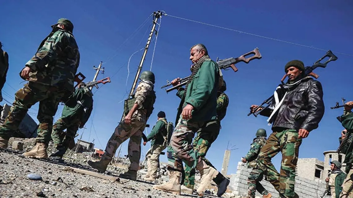 W północnej Syrii i północnym Iraku główną siłą walczącą z tzw. Państwem Islamskim są Kurdowie. Na zdjęciu: żołnierze kurdyjscy i członkowie ochotniczej samoobrony jezydów podczas ofensywy na Sindżar w irackiej prowincji Niniwa, 13 listopada 2015 r.  / Fot. Safin Hamed / AFP / EAST NEWS