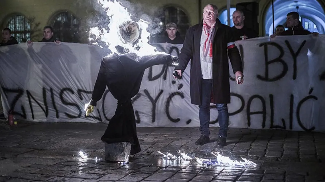 Spalenie kukły Żyda na wrocławskim Rynku, 18 listopada 2015 r. / Fot. Wojciech Nekanda Trepka / AGENCJA GAZETA