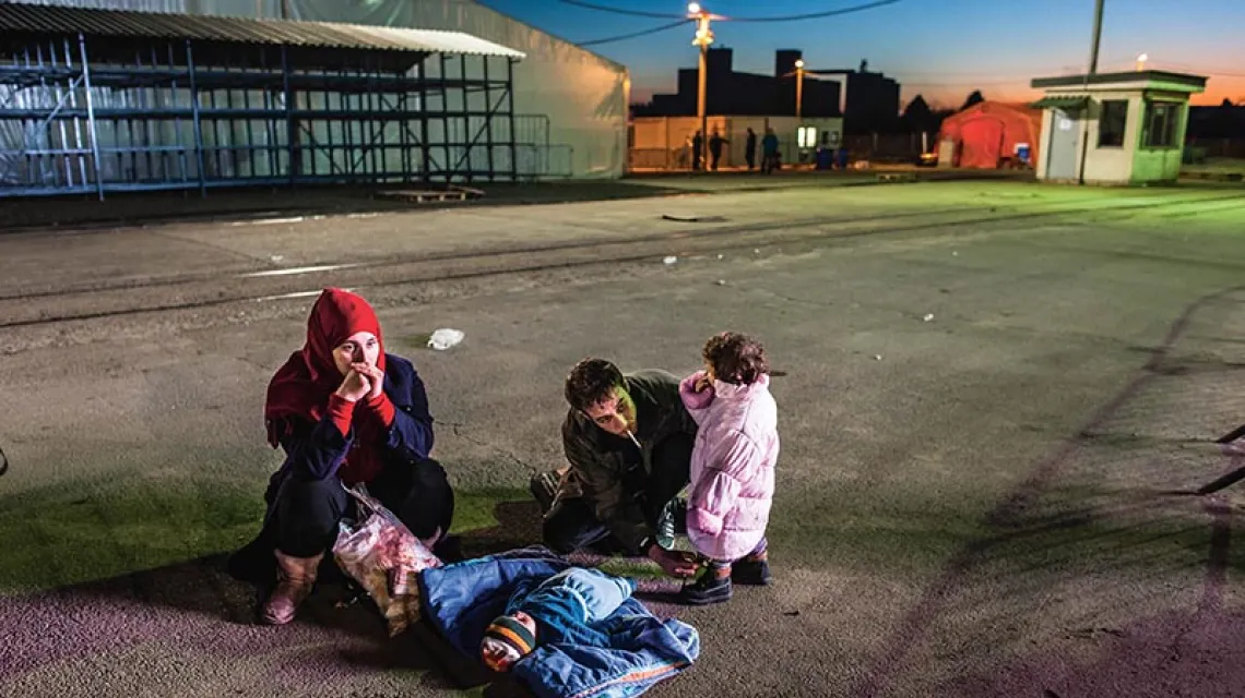 Ostatni etap podróży uchodźcy i imigranci odbywają teraz w pociągach podstawianych przez trzy państwa b. Jugosławii. Każde z nich ich rejestruje. Chorwacki Slavonski Brod, listopad 2015 r. / Fot. François Struzik / SIMPLY HUMAN SLAVONSKI 