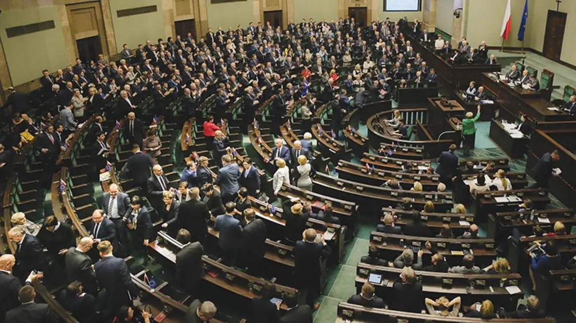 Posłowie PO wychodzą z sali podczas drugiego czytania uchwały zgłoszonej przez PiS o unieważnieniu wyboru sędziów Trybunału Konstytucyjnego. Warszawa, 25 listopada 2015 r. / Fot. Tomasz Gzell / PAP