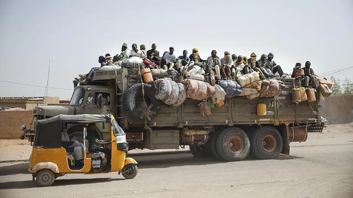 Migranci w czasie podróży przez Saharę. Agadez, Niger, maj 2015 r. / Fot. Akintunde Akinleye / REUTERS / FORUM