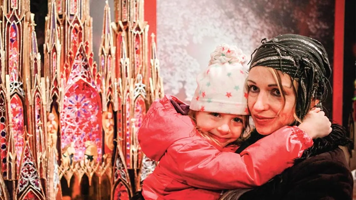Szopka krakowska i jej autorka Rozalia Malik z córką Anielką, grudzień 2015 r. / Fot. Cecylia Malik
