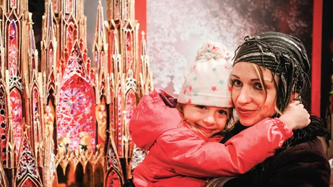 Szopka krakowska i jej autorka Rozalia Malik z córką Anielką, grudzień 2015 r. / Fot. Cecylia Malik