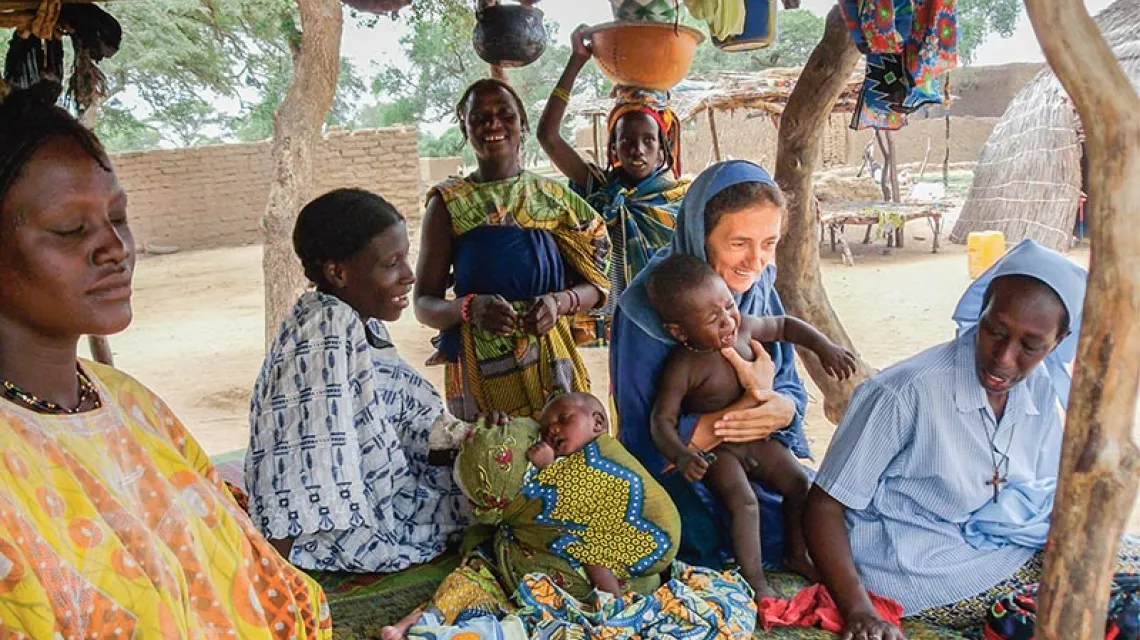 Małe siostry: Polka Wiola i Rwandyjka Dativa z zaprzyjaźnionymi Tuaregami we wspólnocie Małych Sióstr Jezusa w Bankilare (Niger) / Fot. Archiwum wspólnoty Małych Sióstr jezusa