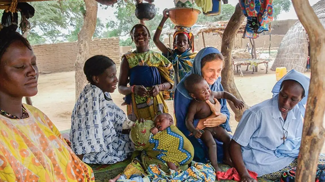 Małe siostry: Polka Wiola i Rwandyjka Dativa z zaprzyjaźnionymi Tuaregami we wspólnocie Małych Sióstr Jezusa w Bankilare (Niger) / Fot. Archiwum wspólnoty Małych Sióstr jezusa