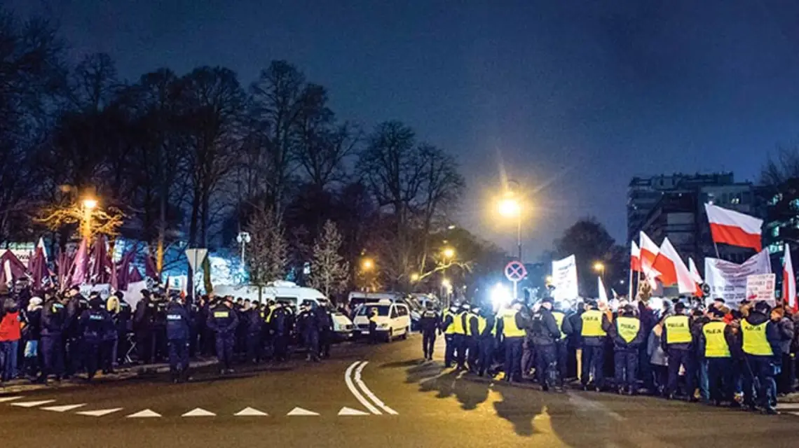 Za i przeciw pod Sejmem. 2 grudnia 2015 r. / Fot. Daniel Gnap / EAST NEWS