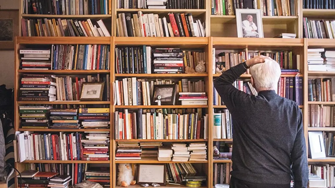 Ks. Adam Boniecki w swoim krakowskim mieszkaniu przed przeprowadzką do Warszawy, 2011 r. / Fot. Grażyna Makara