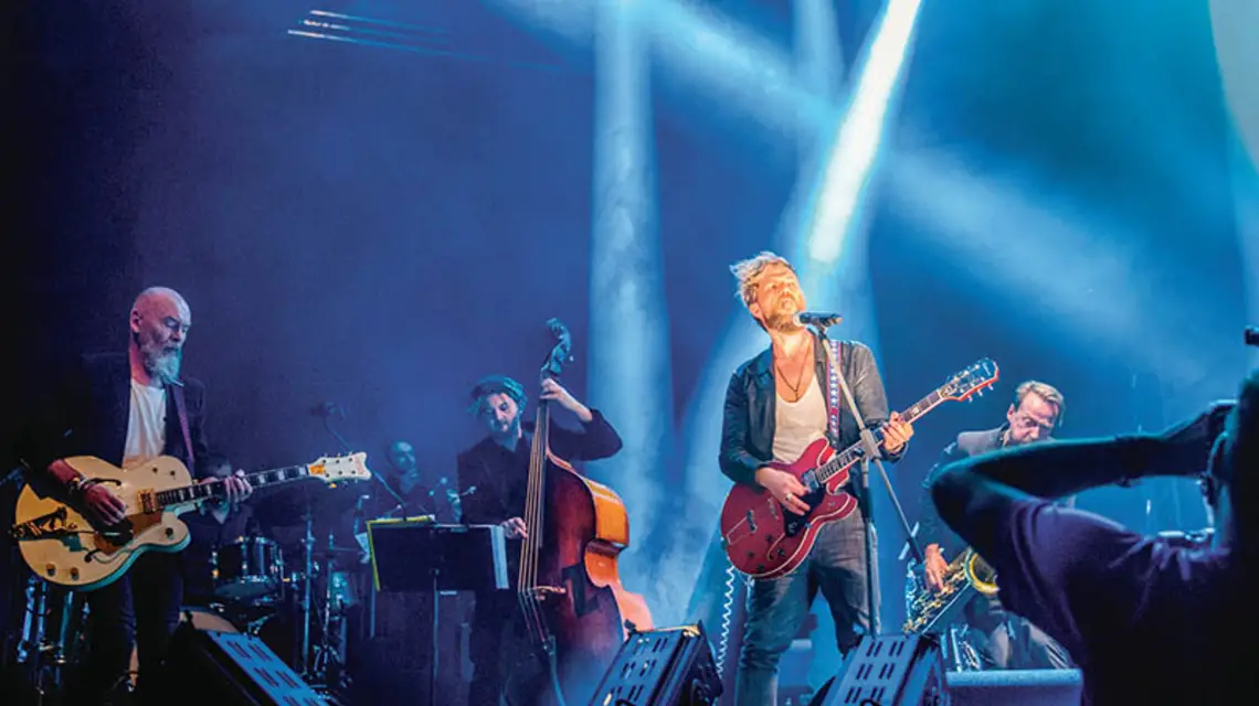 Koncert Voo Voo w Muzeum Powstania Warszawskiego. Od lewej: Wojciech Waglewski, Karim Matusewicz, Tomasz Organek (gościnnie) i Mateusz Pospieszalski, Warszawa, 24 lipca 2015 r. / Fot. Andrzej Iwańczuk / REPORTER
