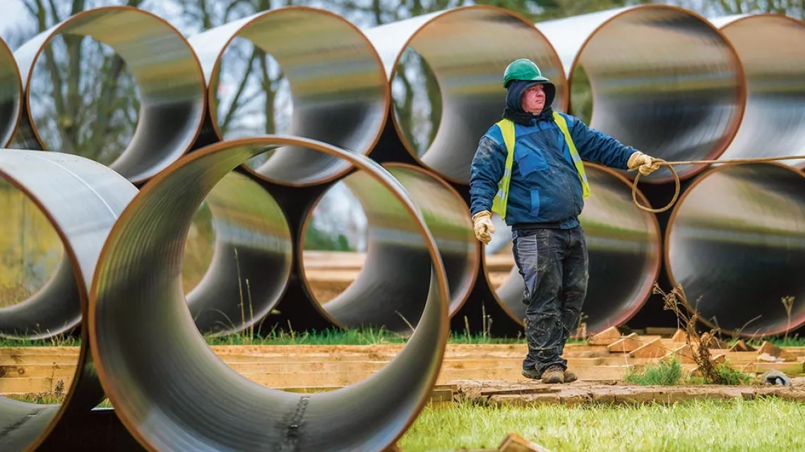 Nord Stream 2 stał się symbolem relacji niemiecko-rosyjskich. Na zdjęciu: montaż gazociągu Eugal, będącego częścią Nord Stream 2, w pobliżu miejscowości Damerow. Niemcy, 26 marca 2019 r. / SEAN GALLUP / GETTY IMAGES