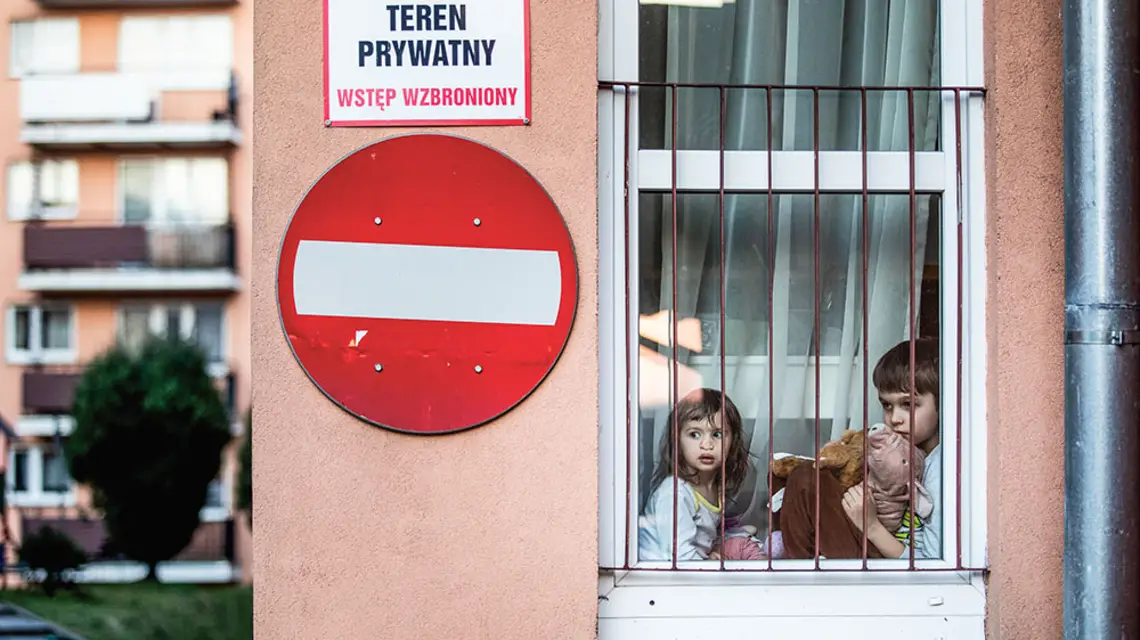 Zdjęcie z autorskiego cyklu dokumentującego życie rodziny fotografa Jakuba Orzechowskiego po zamknięciu szkół, Lublin, marzec 2020 r. / JAKUB ORZECHOWSKI / AGENCJA GAZETA