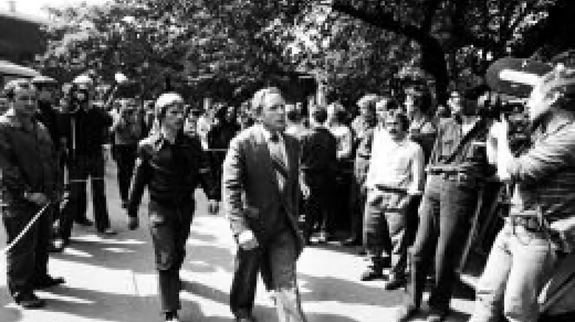 Stocznia, sierpień 1980: Jerzy Borowczak (w środku z lewej) prowadzi wicepremiera Jagielskiego na rozmowy z komitetem strajkowym / 