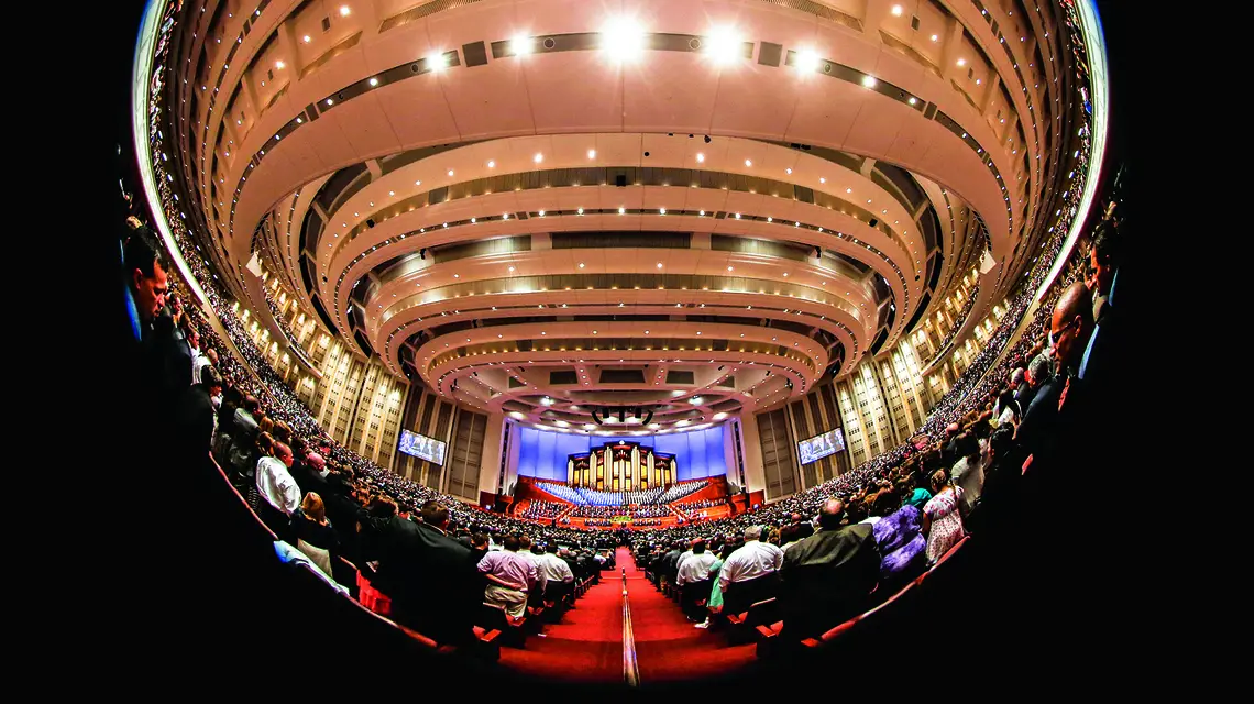 Mormoni uznają siebie za główny nurt chrześcijaństwa. Spotykają się co pół roku na Konferencji Generalnej, aby otrzymać przesłanie od przywódców swojego Kościoła. Salt Lake City, Utah, USA, październik 2015 r. FOT. GEORGE FREY / GETTY IMAGES / George Frey / Getty Images