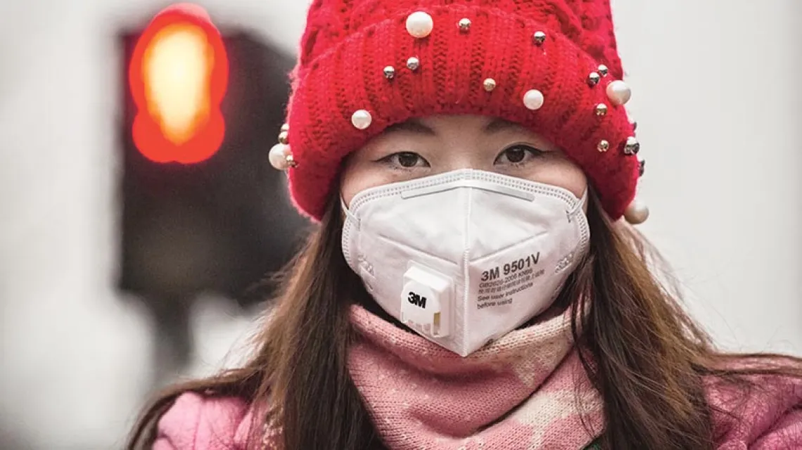 Na pekińskiej ulicy, 8 grudnia 2015 r. / Fot. KEVIN FRAYER / Getty Images