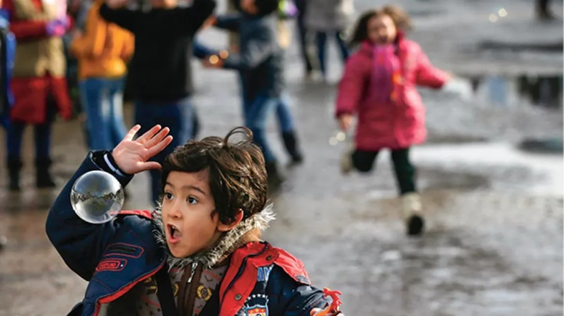 Dzieci imigrantów na stacji kolejowej w serbskiej miejscowości Šid, 11 stycznia 2016 r. / Fot. Anna Gowthorpe / GETTY IMAGES