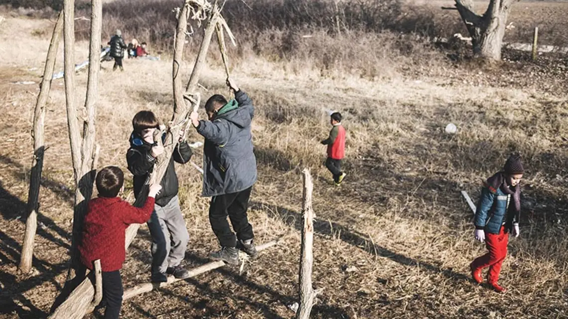 Dzieci uchodźców i migrantów oczekujących na możliwość wjazdu do Macedonii i dalszej podróży na Zachód. Idomeni, Grecja, styczeń 2016 r. / Fot. Giannis Papanikos / AP / EAST NEWS
