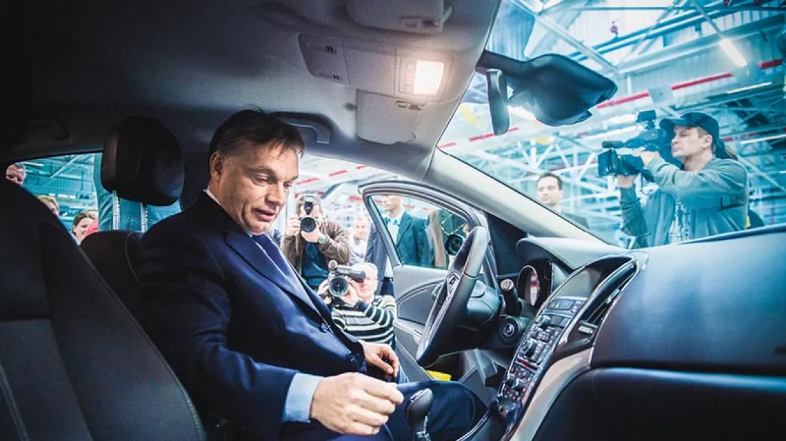 Viktor Orbán wizytuje nowy zakład montażu silników firmy General Motors, Szentgotthárd, wrzesień 2012 r. / Fot. Akos Stiller / BLOOMBERG / GETTY IMAGES
