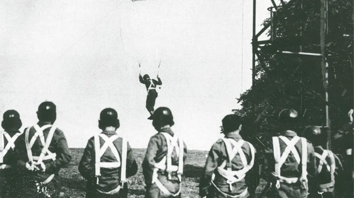 Skoki szkoleniowe z wieży spadochronowej w Szkocji / 