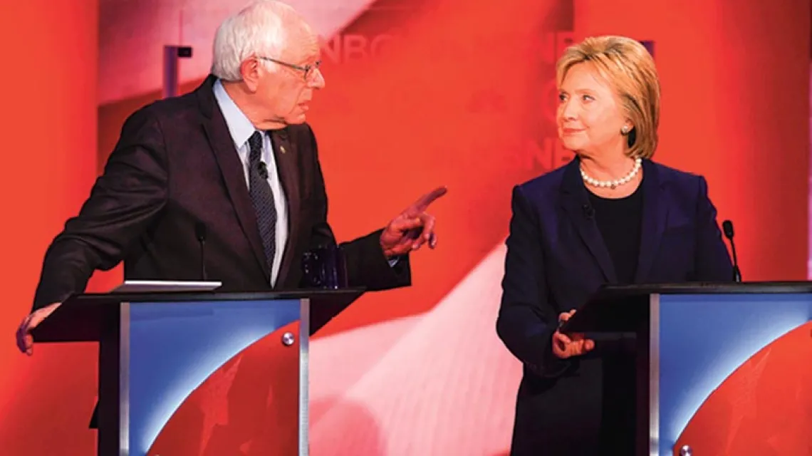 Bernie Sanders i Hillary Clinton podczas debaty na University of New Hampshire w Durham, 4 lutego 2016 r. / Fot.Jewel Samad / AFP / EAST NEWS