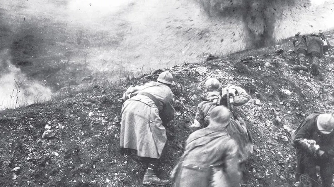 Francuscy żołnierze w okopach pod Verdun, 1916 r. / Fot. GETTY IMAGES