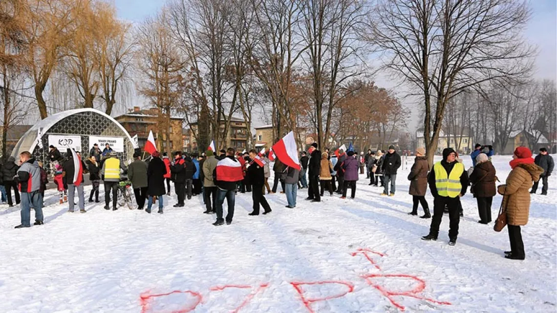 Demonstracja Komitetu Obrony Demokracji i kontrdemonstracja. Brzeszcze, 23 stycznia 2015 r. / Fot. Mateusz Skwarczek / AGENCJA GAZETA