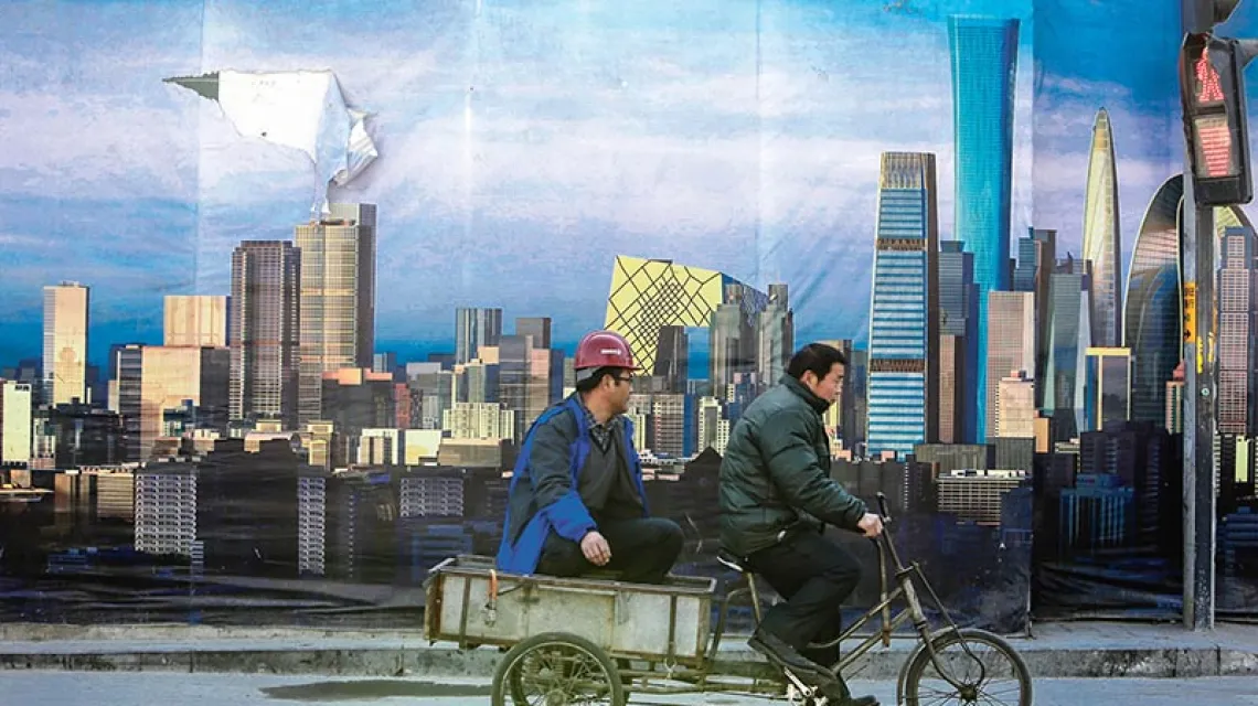 Billboard reklamujący nowo budowaną dzielnicę biznesową w Pekinie, grudzień 2014 r.  / Fot. Jason Lee / REUTERS / FORUM