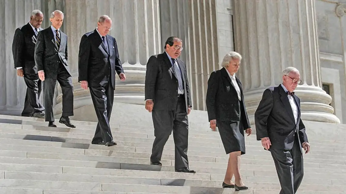 Członkowie Sądu Najwyższego przed pogrzebem sędziego Williama Rehnquista. Sędzia Scalia – trzeci od prawej. Waszyngton, 2005 r. / Fot. Andrew Councill / AFP / EAST NEWS