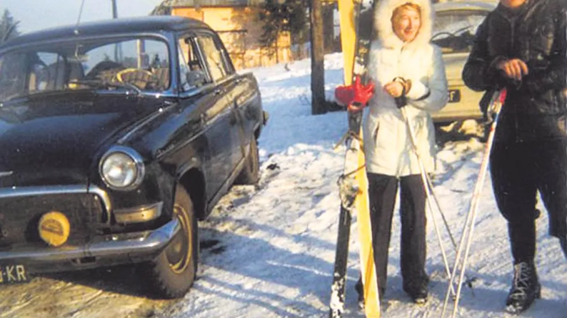 Kardynał Wojtyła z Anną Teresą Tymieniecką na nartach, lata 70. / Fot. Materiały prasowe BBC