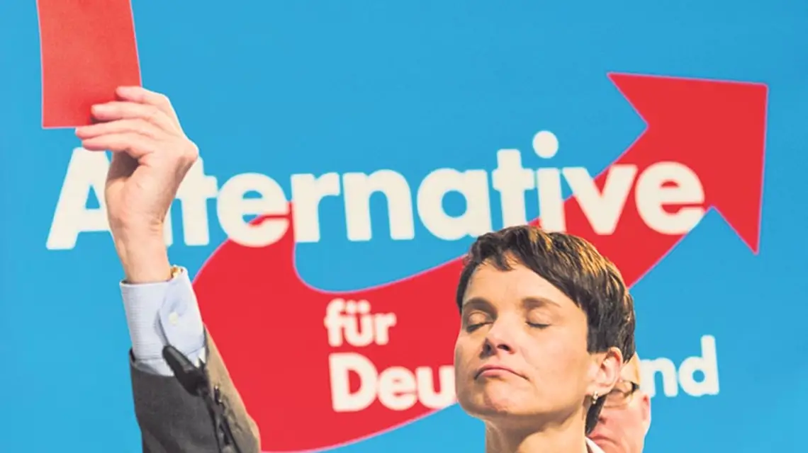 Przewodnicząca AfD Frauke Petry na zjeździe partii w Hanowerze, 29 listopada 2015 r. / Fot. Julian Stratenschulte / DPA / PAP