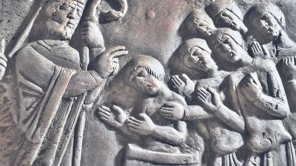 Fragment Drzwi Gnieźnieńskich przedstawiający chrzest nawróconych Prusów. / Fot. Wiesław M. Zieliński / EAST NEWS