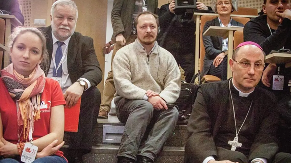 Abp Wojciech Polak przysłuchuje się obradom. Fot. X Zjazd Gnieźnieński / 