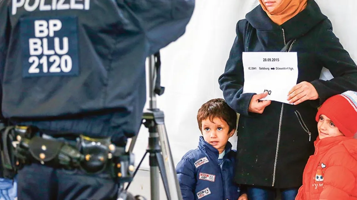 Czy takie obrazy nie będą się już powtarzać? Punkt rejestracji uchodźców i imigrantów na granicy austriacko-niemieckiej, Freilassing, wrzesień 2015 r. / Fot. Dominic Ebenbichler / REUTERS / FORUM