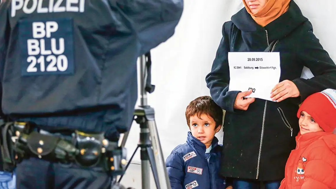 Czy takie obrazy nie będą się już powtarzać? Punkt rejestracji uchodźców i imigrantów na granicy austriacko-niemieckiej, Freilassing, wrzesień 2015 r. / Fot. Dominic Ebenbichler / REUTERS / FORUM