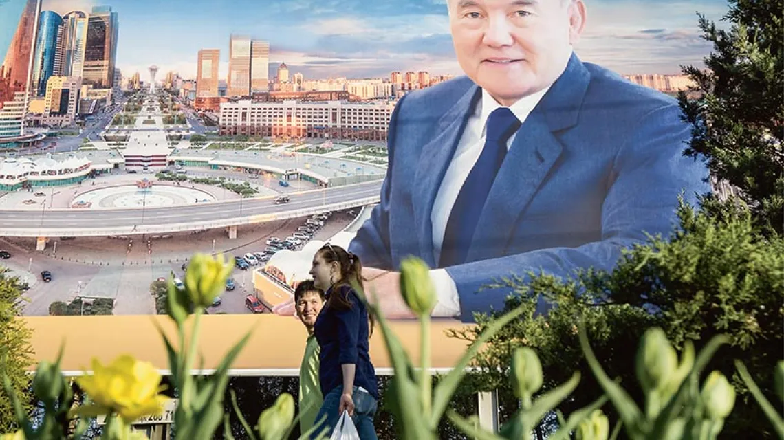 Plakat z wizerunkiem prezydenta Nursułtana Nazarbajewa, Ałmaty, 2015 r.  / Fot. Shamil Zhumatov / REUTERS / FORUM