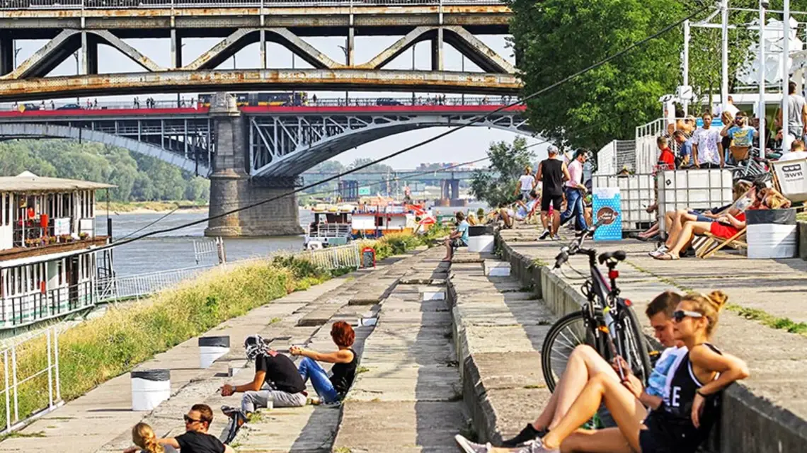 Plaża na Bulwarach Wiślanych, Warszawa, lipiec 2015 r. / Fot. Wojciech Traczyk / EAST NEWS