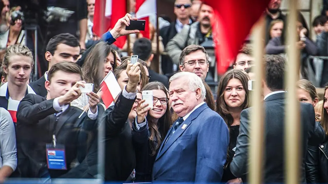 Lech Wałęsa z młodzieżą, 4 czerwca 2014 r. / Fot. Jacek Domiński / REPORTER
